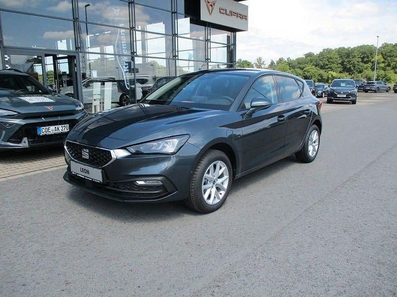 Neu Seat Leon 150 PS (110 kW) 2025 Grau Limousine
