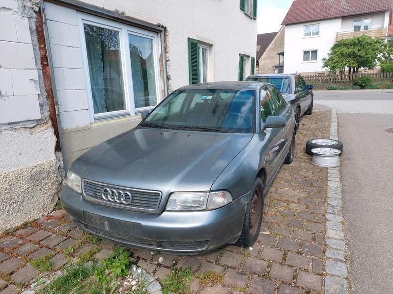 Grau Gebraucht 1996 Audi A4 Limousine | 750 € (Superpreis) - Bild 1/4
