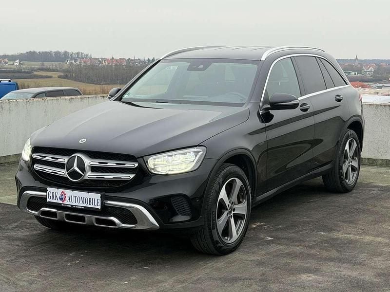 Schwarz unilack Gebraucht 2020 Mercedes GLC300e SUV | 26.990 € (Superpreis) - Bild 1/4