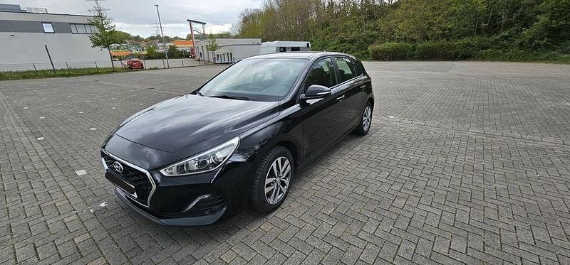 Schwarz Gebraucht 2019 Hyundai i30 Trend Limousine | 12.699 € (Guter Preis) - Bild 1/4