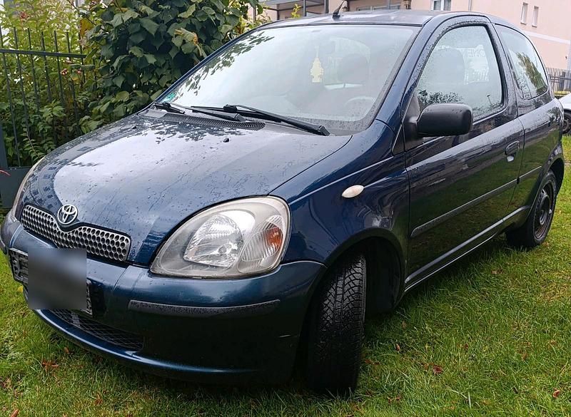 Blau Gebraucht 2002 Toyota Yaris Kleinwagen | 1.350 € (Fairer Preis) - Bild 1/4