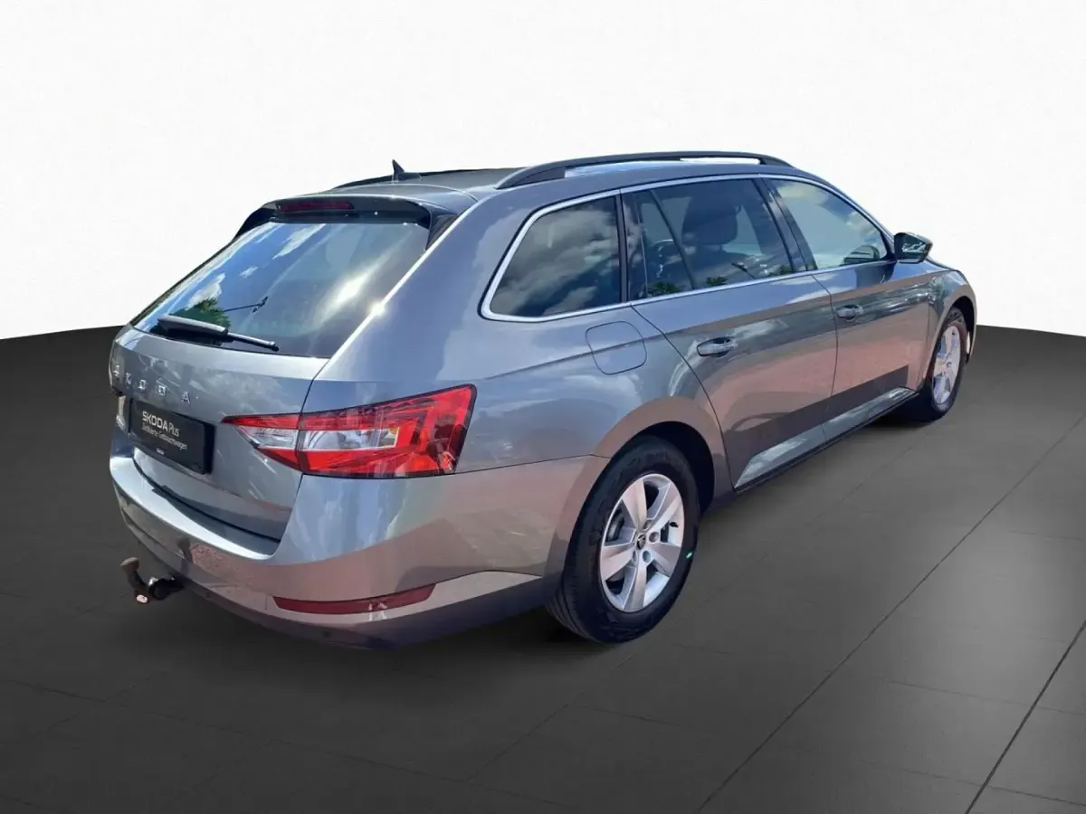 Gebraucht Skoda Superb Ambition 150 PS (110 kW) 2023 Graphitegrau metallic Kombi