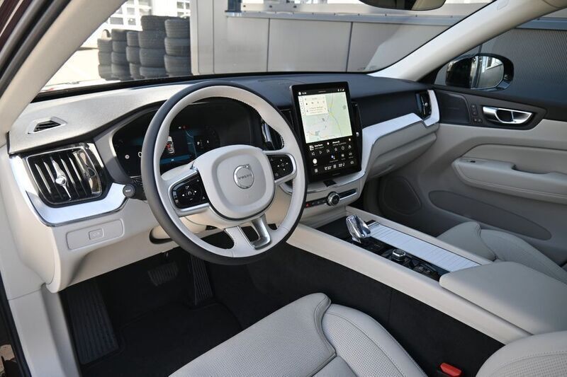 Rot Gebraucht 2025 Volvo XC60 Plus SUV | 59.990 € - Bild 1/4