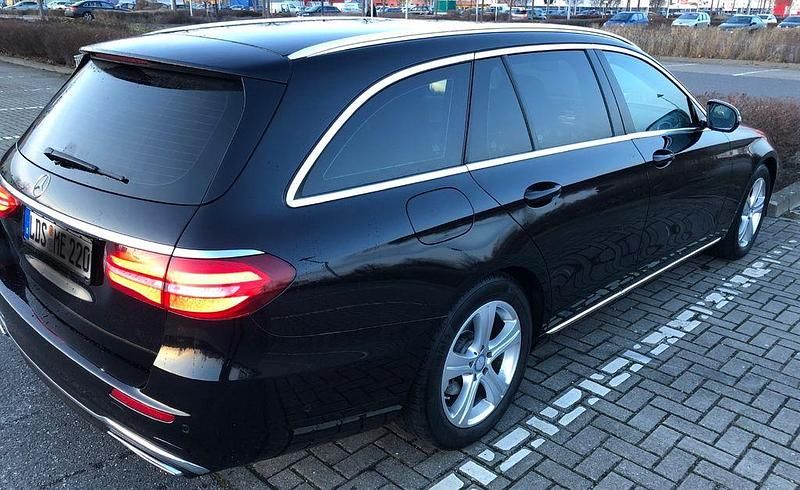 Second-hand Mercedes 220 194 CP (142 kW) 2017 Negru Berlinǎ