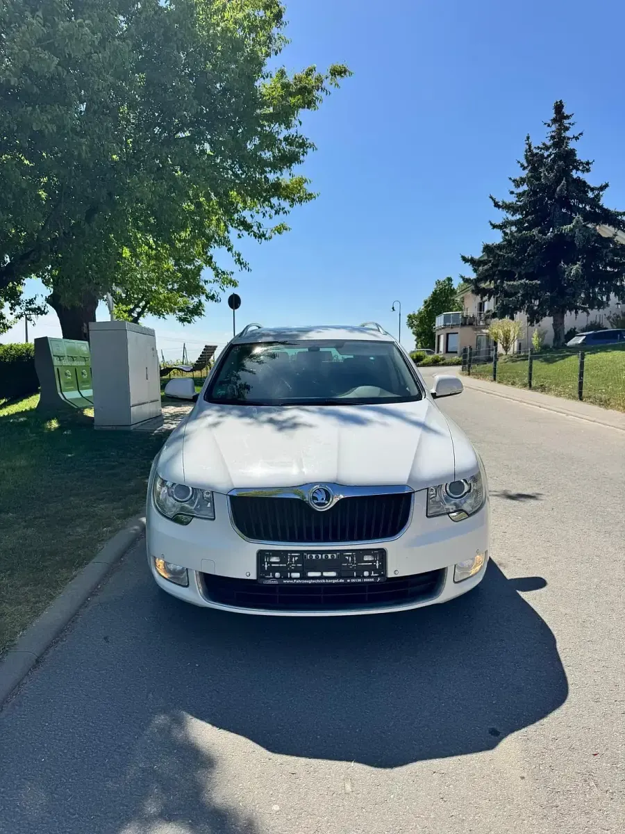 Używany Skoda Superb 150 KM (110 kW) 2012 Biały Kombi