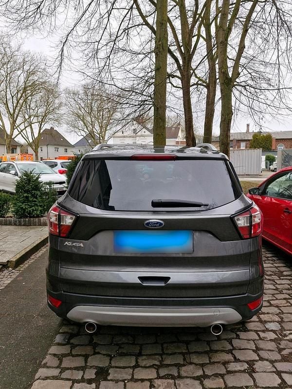 Gebraucht Ford Kuga Titanium 150 PS (110 kW) 2019 Grau SUV