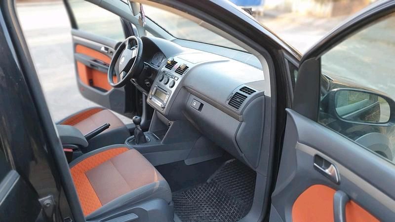 Schwarz Gebraucht 2007 VW Touran Van / Kleinbus | 3.900 € (Fairer Preis) - Bild 1/4