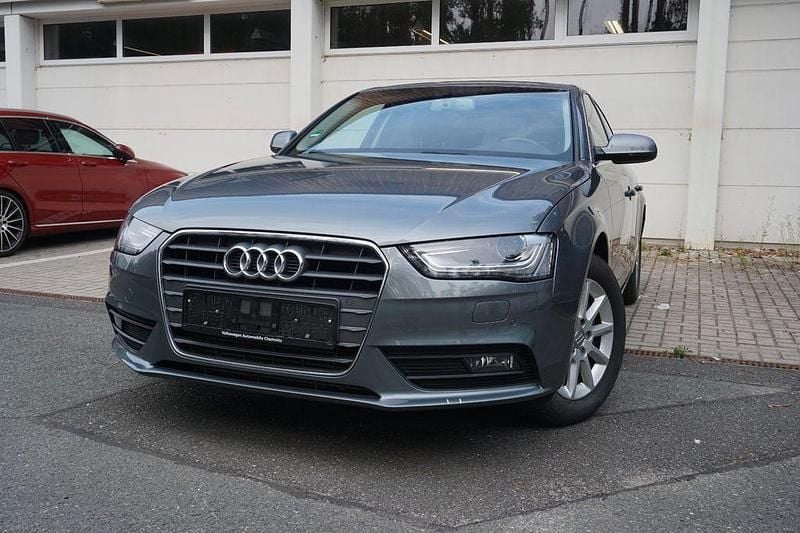 Grau Gebraucht 2015 Audi A4 Ambiente Limousine | 12.950 € (Guter Preis) - Bild 1/4