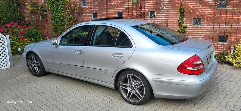 Silber Gebraucht 2003 Mercedes E320 Elegance Limousine | 9.500 € - Bild 1/4