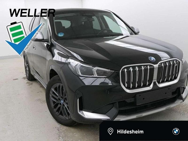 Black sapphire (schwarz) Gebraucht 2023 BMW iX1 Comfort Edition SUV | 37.750 € (Superpreis) - Bild 1/3