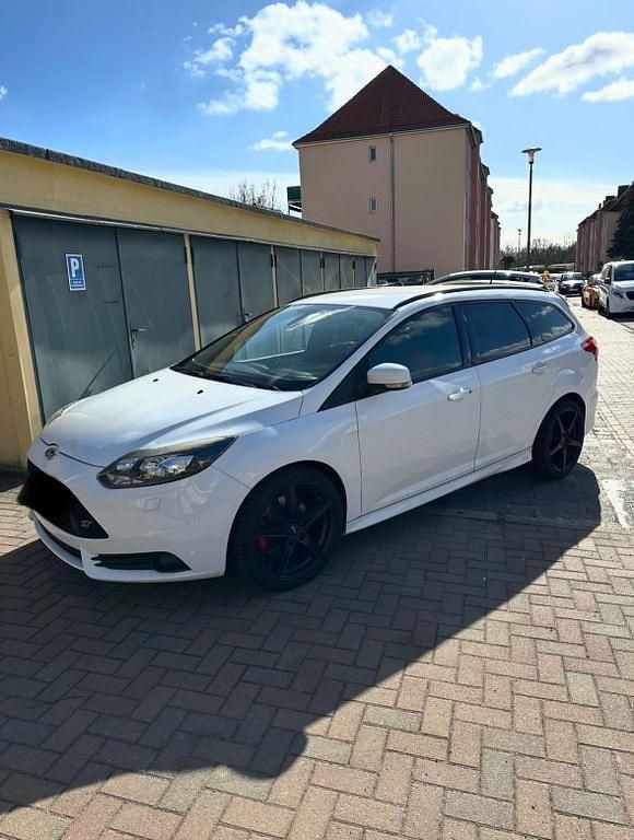 Gebraucht Ford Focus ST 250 PS (183 kW) 2013 Weiß Kombi