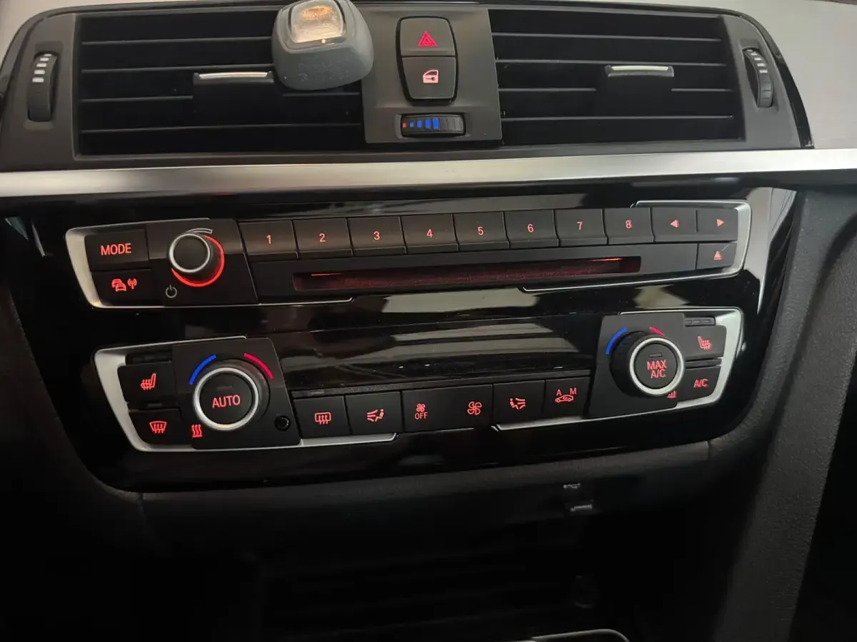 Gebraucht BMW 320 Efficient Dynamics 163 PS (119 kW) 2017 Blau Kombi