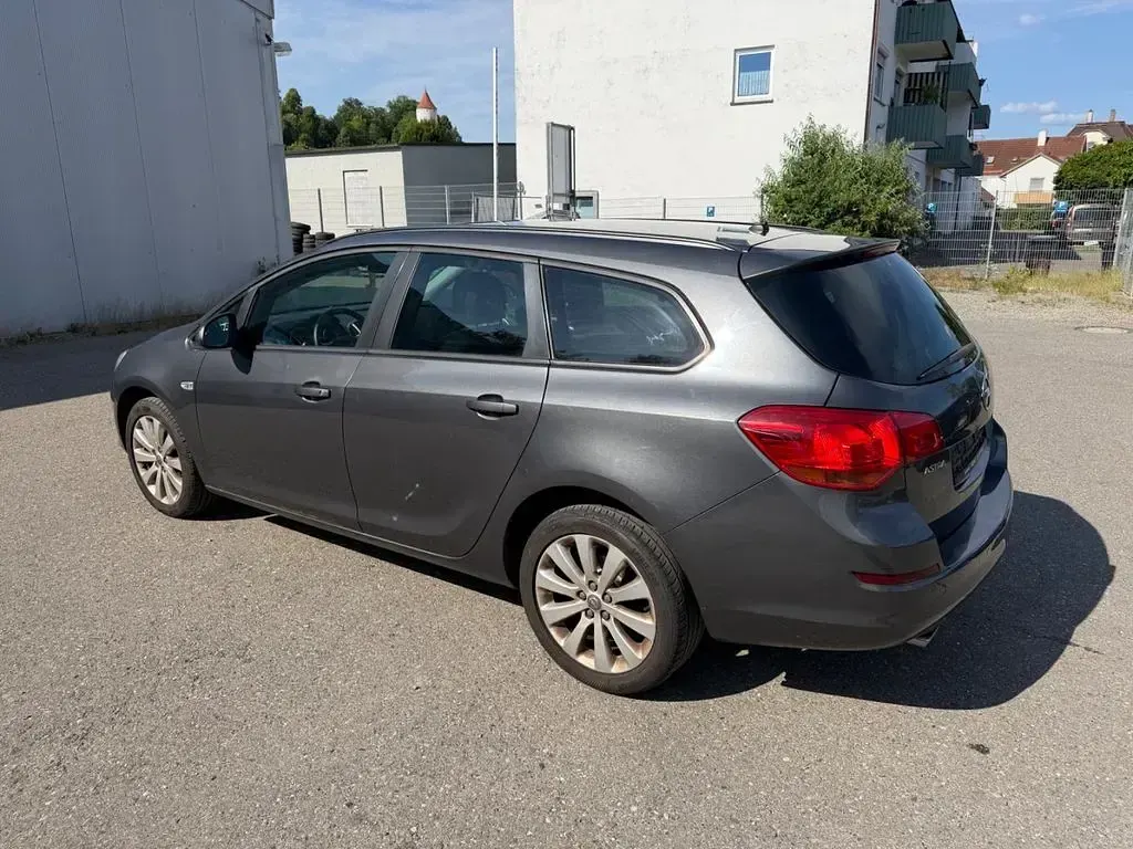 Gebraucht Opel Astra Edition 140 PS (102 kW) 2012 Grau Kombi