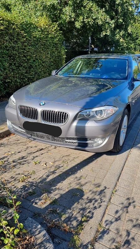 Grau Gebraucht 2011 BMW 525 Limousine | 8.490 € (Superpreis) - Bild 1/4