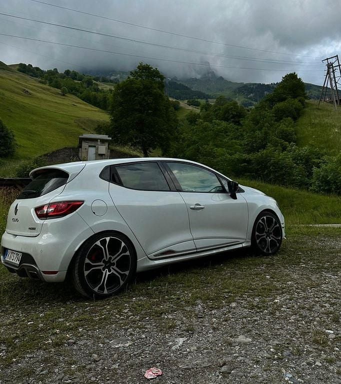 Weiß Gebraucht 2016 Renault Clio IV Trophy Limousine | 15.400 € (Fairer Preis) - Bild 1/4