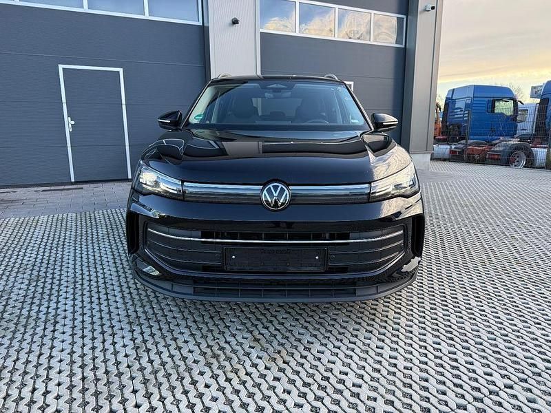 Schwarz Gebraucht 2024 VW Tiguan Life SUV | 29.900 € (Fairer Preis) - Bild 1/4