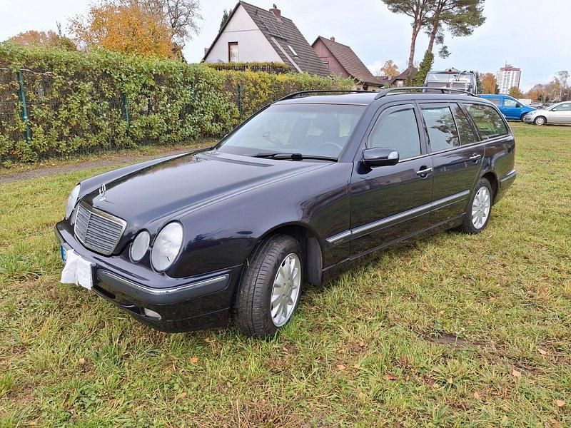 Blau Gebraucht 2002 Mercedes E240 Elegance Kombi | 7.499 € - Bild 1/4
