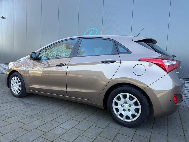 Gebraucht Hyundai i30 Classic 99 PS (72 kW) 2014 Braun Kleinwagen