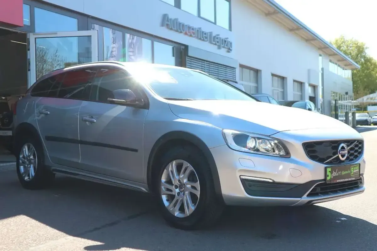 Second-hand Volvo V60 CC 190 CP (139 kW) 2017 Argintiu Break