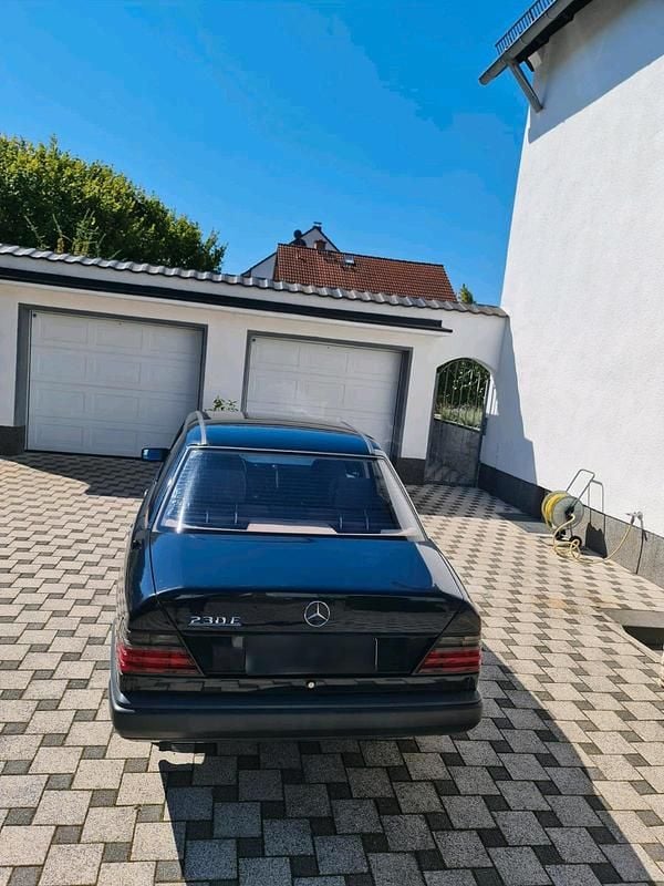 Gebraucht Mercedes E230 136 PS (100 kW) 1986 Blau Limousine