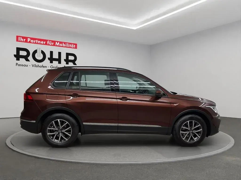 Gebraucht VW Tiguan Life 150 PS (110 kW) 2023 Ginger brown metallic SUV