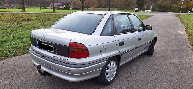 Gebraucht Opel Astra 100 PS (73 kW) 1997 Limousine