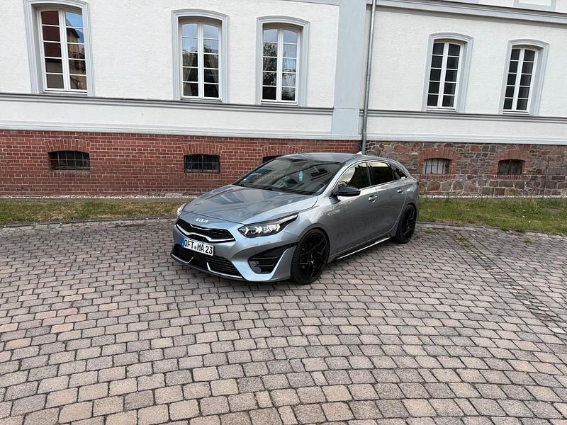 Silber Gebraucht 2022 Kia ProCeed GT-Line Kleinwagen | 25.999 € (Etwas zu teuer) - Bild 1/4