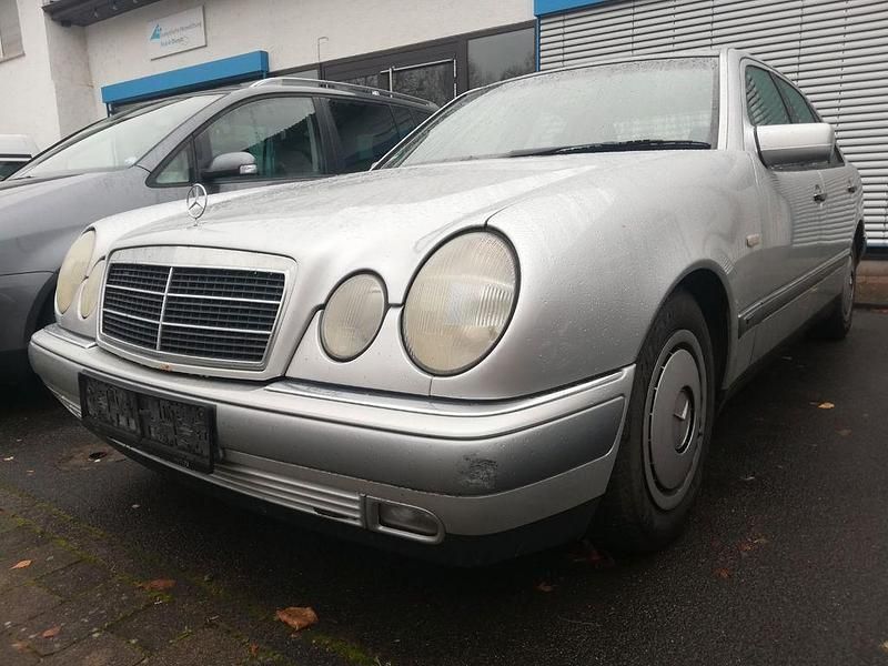 Silber Gebraucht 1996 Mercedes E230 Elegance Limousine | 1.900 € (Guter Preis) - Bild 1/4