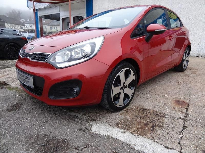 Signal red Gebraucht 2012 Kia Rio Spirit Limousine | 9.500 € (Etwas zu teuer) - Bild 1/4