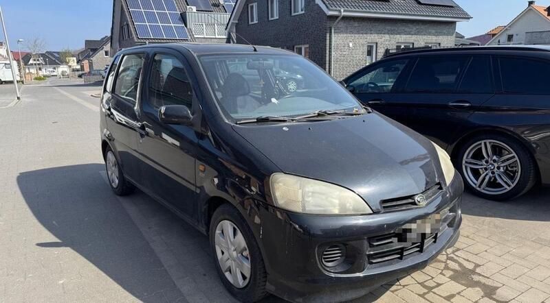 Schwarz Gebraucht 2003 Daihatsu YRV Van / Kleinbus | 890 € - Bild 1/4