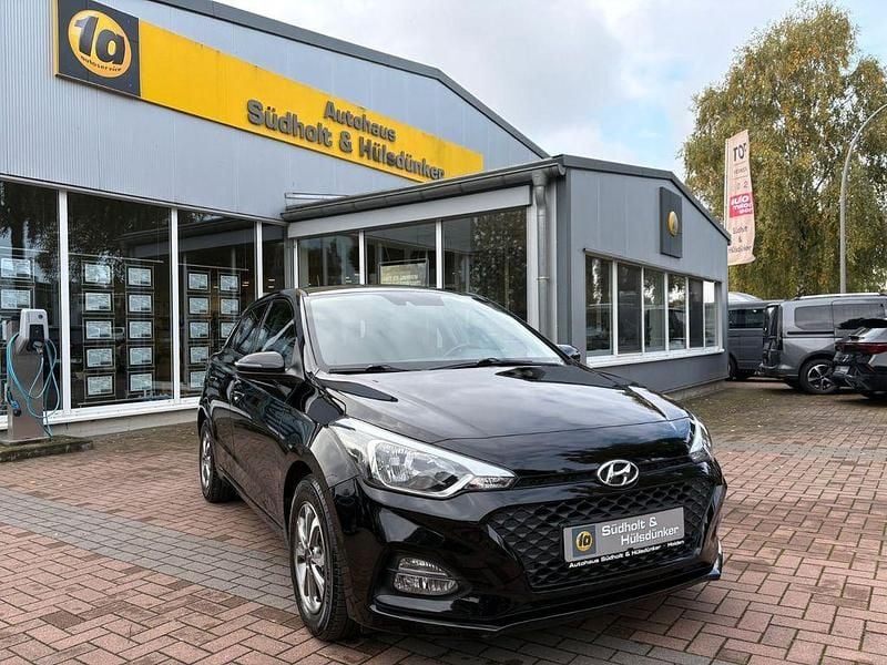 Phantom black Gebraucht 2020 Hyundai i20 Advantage Limousine | 13.990 € (Fairer Preis) - Bild 1/4
