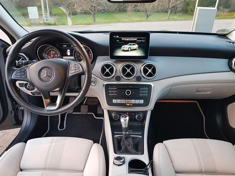 Gebraucht Mercedes GLA200 156 PS (114 kW) 2019 Grau SUV