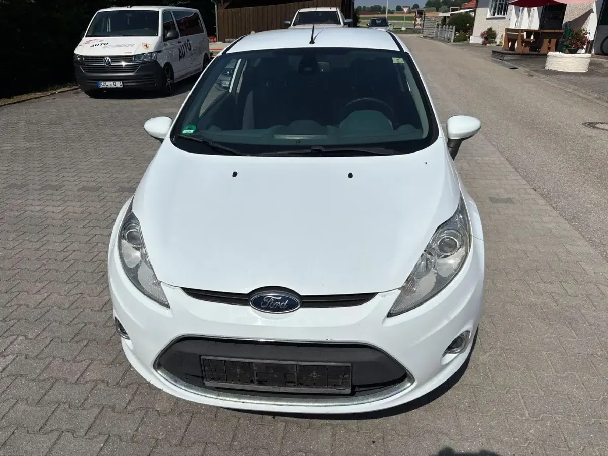 Gebraucht Ford Fiesta Titanium 97 PS (71 kW) 2011 Weiß Limousine