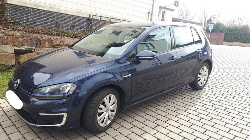 Blau Gebraucht 2016 VW e-Golf Kleinwagen | 10.500 € (Fairer Preis) - Bild 1/4
