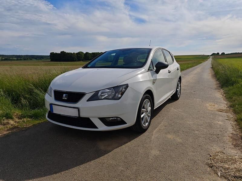Weiß Gebraucht 2016 Seat Ibiza Reference Kleinwagen | 8.790 € (Fairer Preis) - Bild 1/4