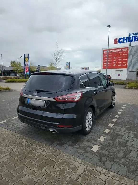 Używany Ford S-MAX Titanium 179 KM (131 kW) 2016 Czarny Minivan