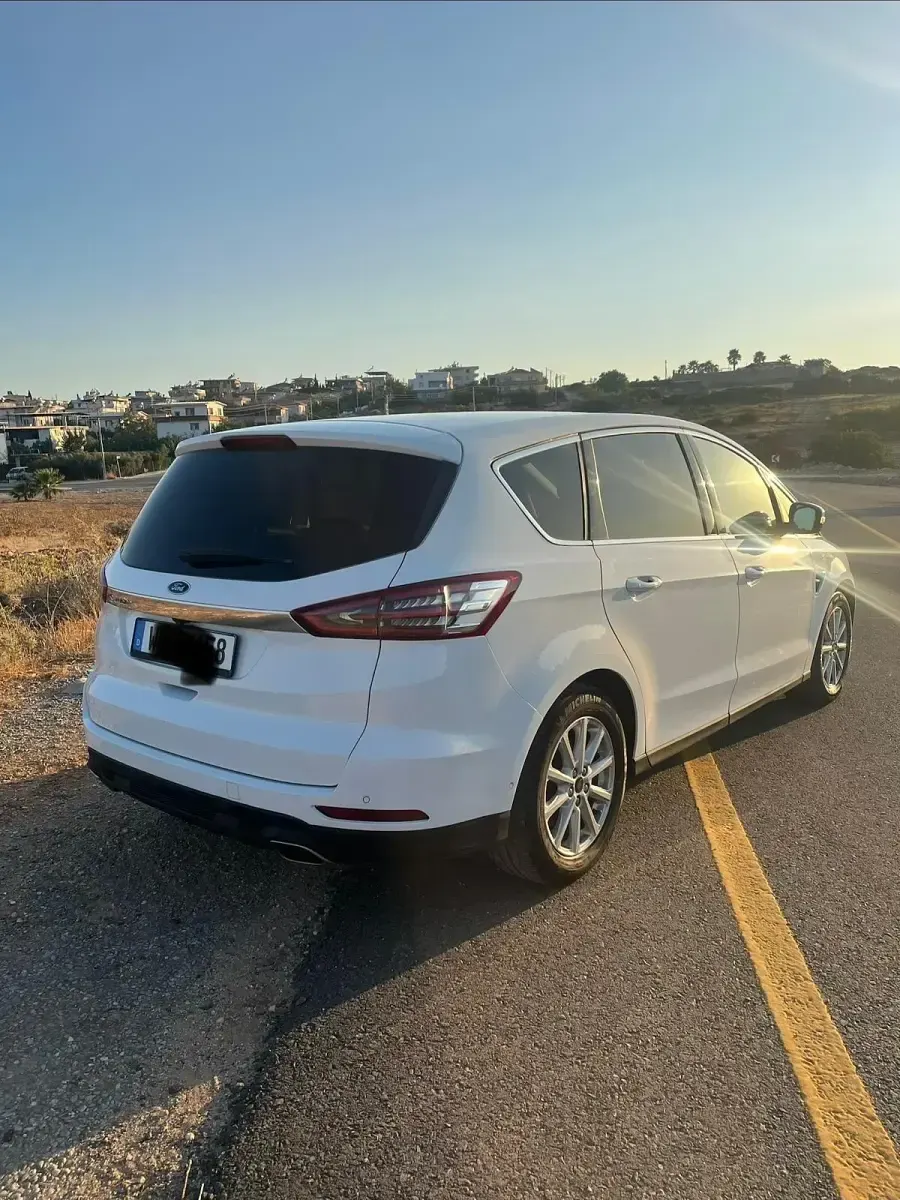 Gebraucht Ford S-MAX Titanium 179 PS (131 kW) 2017 Weiß Van / Kleinbus