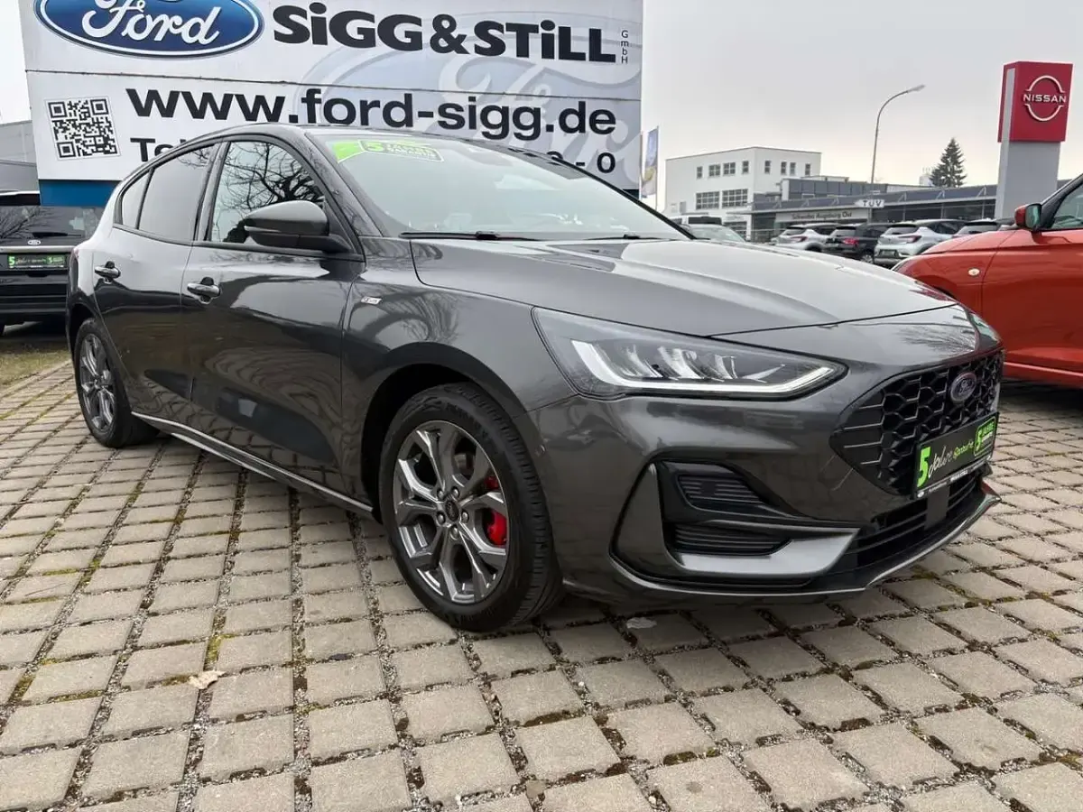 Gebraucht Ford Focus ST-Line 155 PS (114 kW) 2023 Magneticgrau (metallic) Limousine