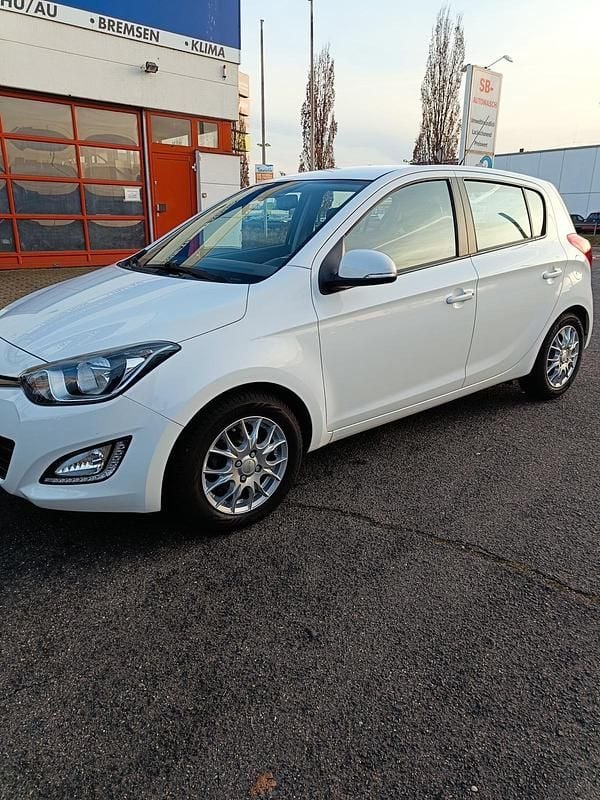 Gebraucht Hyundai i20 101 PS (74 kW) 2014 Weiß Kleinwagen