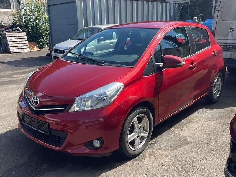 Gebraucht Toyota Yaris 69 PS (50 kW) 2012 Rot Limousine