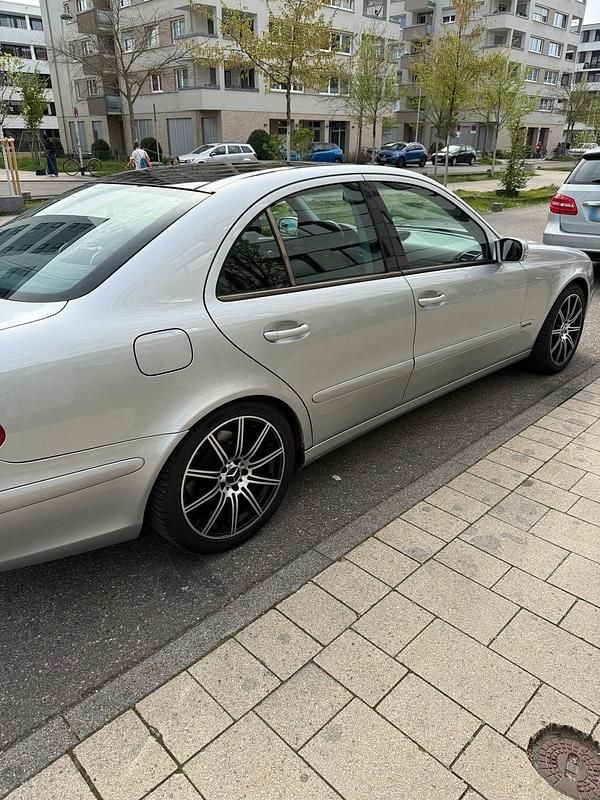 Usata Mercedes E240 2002 Grigio Utilitaria