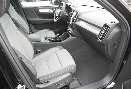 Neu Volvo XC40 Plus 197 PS (144 kW) 2025 Schwarz SUV