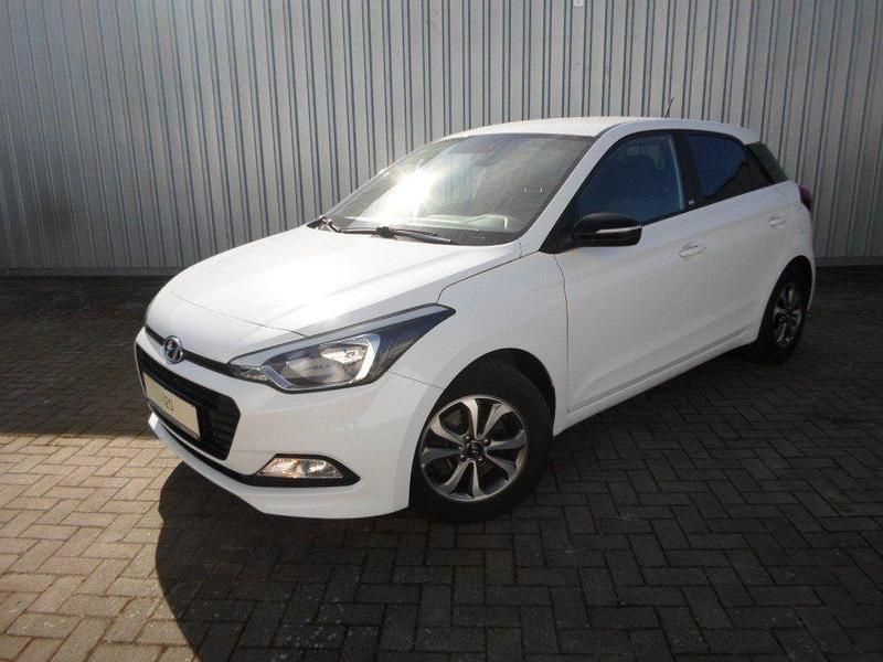 Gebraucht Hyundai i20 Passion 101 PS (74 kW) 2018 Weiß Limousine