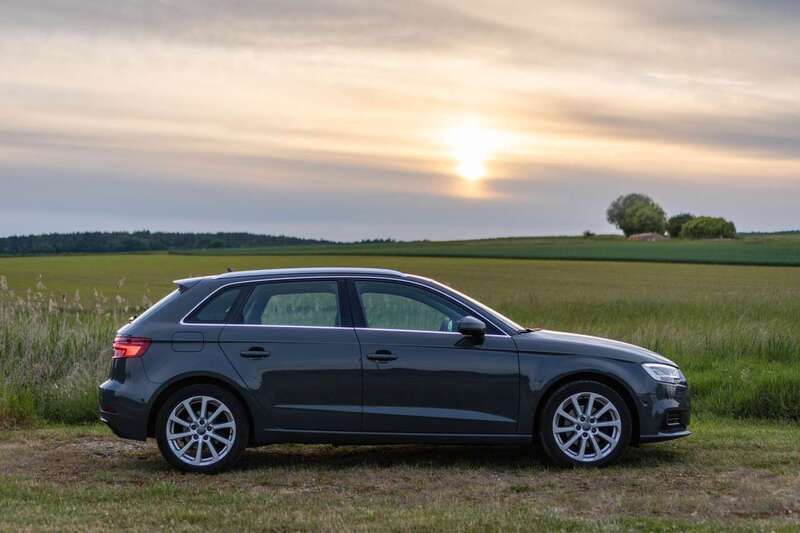 Grau Gebraucht 2017 Audi A3 Sportback Design Kombi | 17.200 € (Fairer Preis) - Bild 1/4