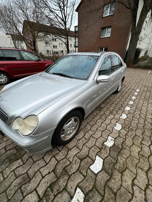 Second-hand Mercedes C180 129 CP (94 kW) 2001 Argintiu Berlinǎ