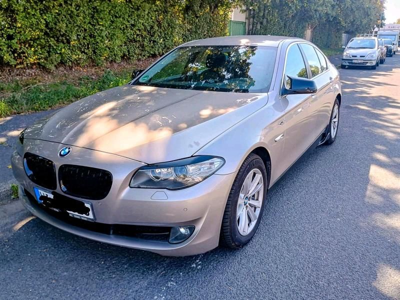 Grau Gebraucht 2011 BMW 525 Limousine | 11.000 € - Bild 1/4