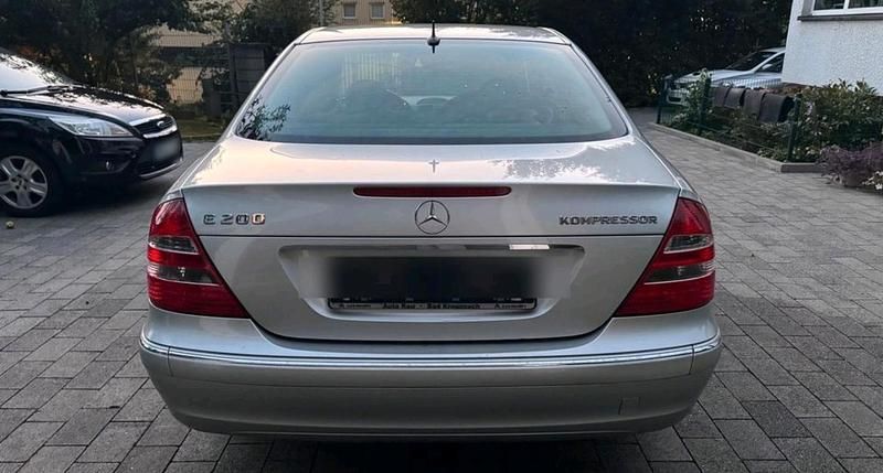 Second-hand Mercedes E200 163 CP (119 kW) 2002 Argintiu Berlinǎ