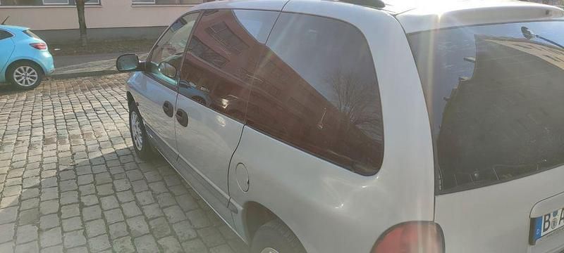 Gebraucht Chrysler Voyager 150 PS (110 kW) 2000 Silber Van / Kleinbus