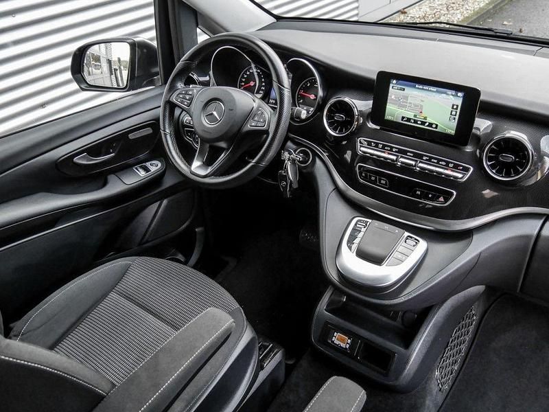 Gebraucht Mercedes V220 163 PS (119 kW) 2021 Grau Van / Kleinbus