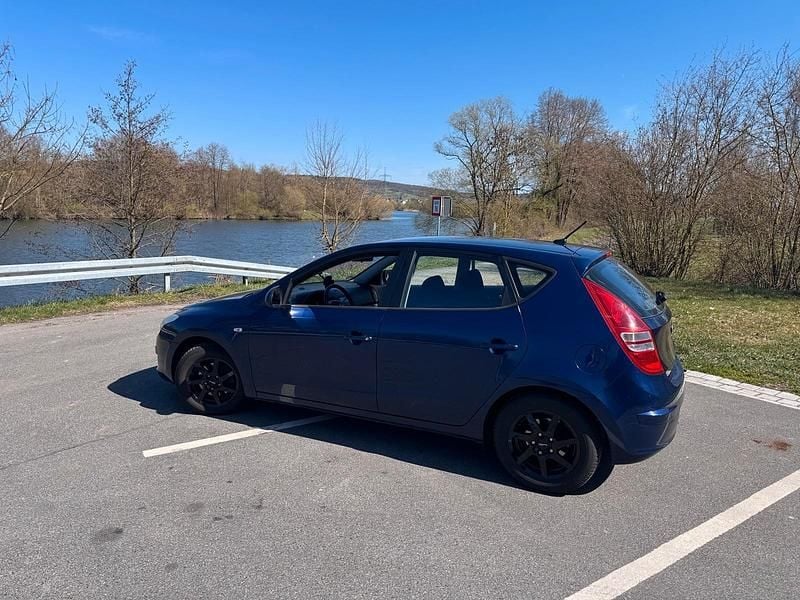 Gebraucht Hyundai i30 109 PS (80 kW) 2008 Blau Kleinwagen